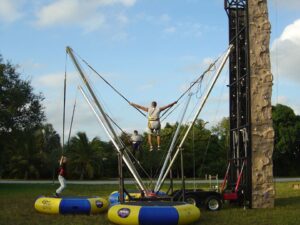 parete-darrampicata-trampolini-elastici-1-300x225 Noleggio   Giochi  Gonfiabili