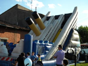 scivolo-titanic-1-300x225 Noleggio   Giochi  Gonfiabili