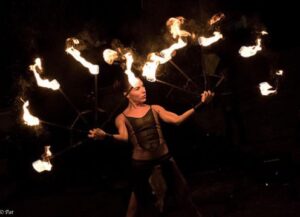 Artista-con-ventagli-di-fuoco-300x217 Rievocazioni  storico  medievali