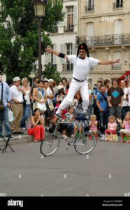 street-theatre-street-performer-o-street-entertainer-balancing-on-bicycle-pont-saint-louis-ile-saint-louis-parigi-francia-bgdbke-186x300 Animazioni E Spettacoli per feste  Pubbliche  Private